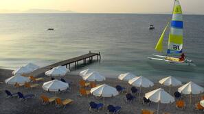 Plage, chaises longues, parasols, ski nautique