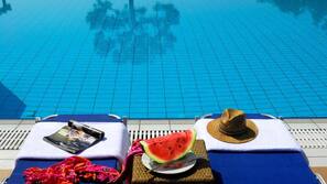 Piscine couverte, 2 piscines extérieures, parasols de plage