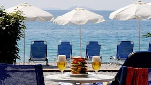 Plage, chaises longues, parasols, ski nautique