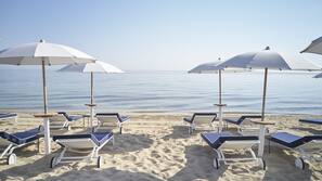 Navette gratuite vers la plage, chaises longues, parasols