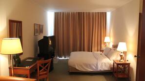 Minibar, coffre-forts dans les chambres, bureau
