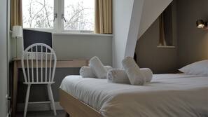 Zimmersafe, Schreibtisch, Verdunkelungsvorhänge, Bügeleisen/Bügelbrett