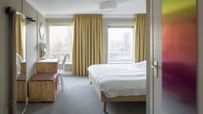 Zimmersafe, Schreibtisch, Verdunkelungsvorhänge, Bügeleisen/Bügelbrett