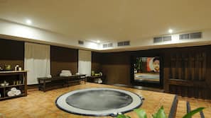 Bañera de hidromasaje en el interior