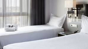 Minibar, coffre-forts dans les chambres, bureau, rideaux occultants