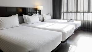 Minibar, coffre-forts dans les chambres, bureau, rideaux occultants