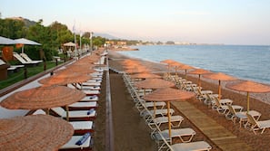 Spiaggia privata, lettini da mare, ombrelloni, teli da spiaggia