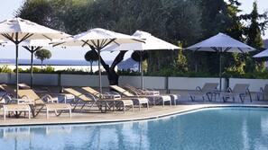Piscina coperta, 3 piscine all'aperto, ombrelloni da piscina, lettini