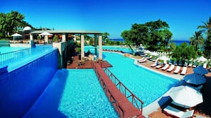 Piscina coperta, 3 piscine all'aperto, ombrelloni da piscina, lettini