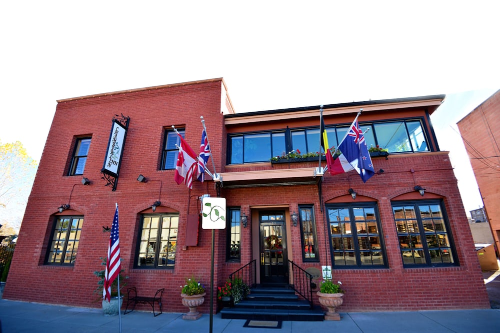 Bilderesultater for chamberlin inn cody wy"