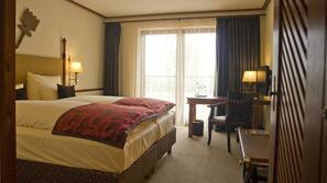 Premium bedding, pillowtop beds, minibar, in-room safe