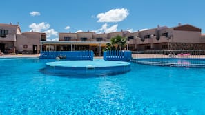 Piscina stagionale all'aperto, ombrelloni da piscina, lettini