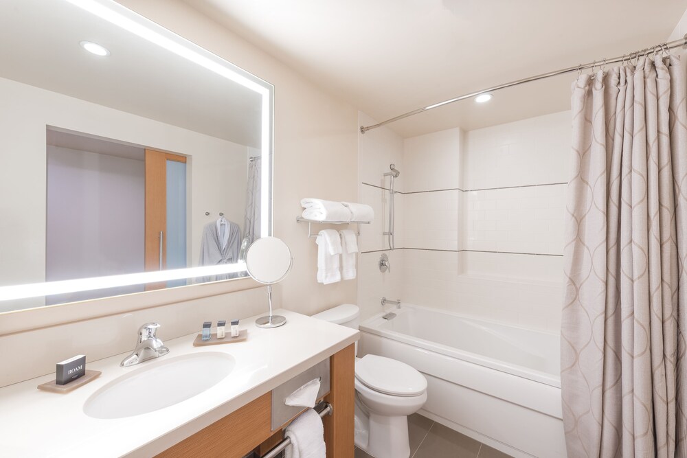 Bathroom, Cedarbrook Lodge