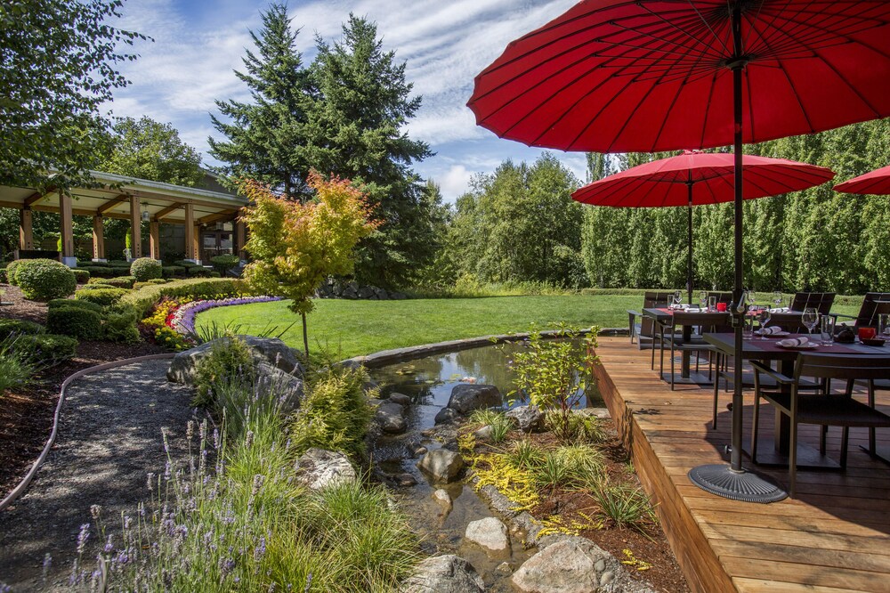 Outdoor dining, Cedarbrook Lodge