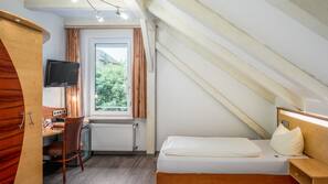 Minibar, Zimmersafe, individuell eingerichtet, Schreibtisch