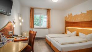 Minibar, Zimmersafe, individuell eingerichtet, Schreibtisch
