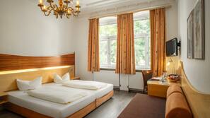 Minibar, Zimmersafe, individuell eingerichtet, Schreibtisch