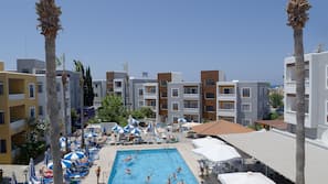 2 buitenzwembaden, parasols voor strand/zwembad