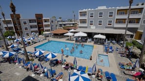 2 buitenzwembaden, parasols voor strand/zwembad