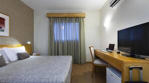 Frigobar, cofres nos quartos, escrivaninha, cortinas blackout
