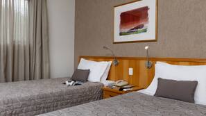 Frigobar, cofres nos quartos, escrivaninha, cortinas blackout