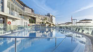 Una piscina al aire libre