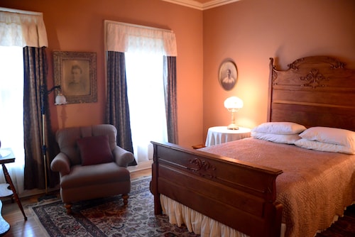 Check Expedia for Availability of Looking Glass Inn