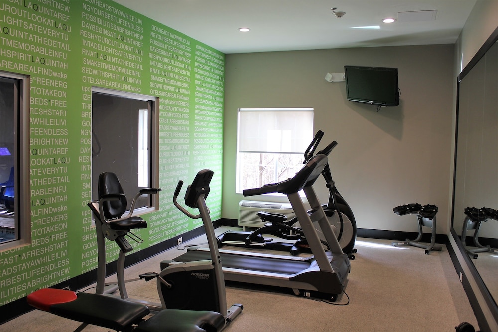 La Quinta Inn &amp; Suites by Wyndham Huntsville Airport