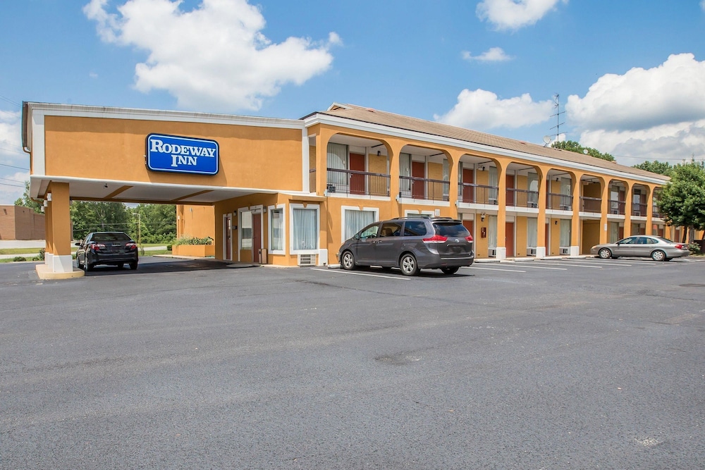 Rodeway Inn In Clinton Hotel Rates Reviews On Orbitz Rodeway Inn In Clinton Hotel Rates