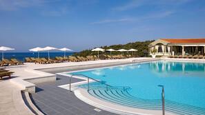 2 outdoor pools