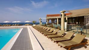2 outdoor pools