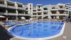 2 outdoor pools
