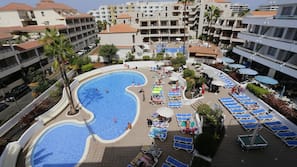 2 outdoor pools