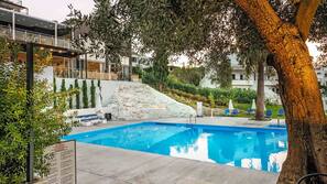 Outdoor pool, pool loungers