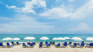 Beach nearby, free beach shuttle, sun-loungers, beach umbrellas