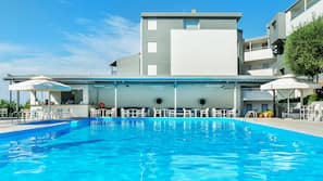 Outdoor pool, pool loungers