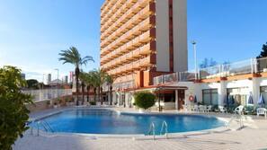 Una piscina al aire libre, una piscina en la azotea, sombrillas