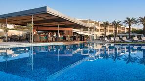 2 piscines extérieures, chaises longues, maîtres-nageurs sur place