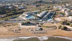 Plage, chaises longues, parasols, serviettes de plage