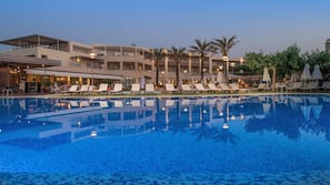 2 piscines extérieures, chaises longues, maîtres-nageurs sur place