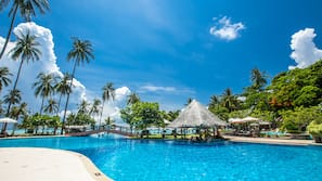 2 outdoor pools