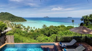 2 outdoor pools