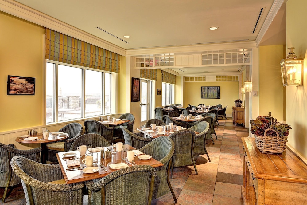 Завидное база отдыха московская. Ten dukes-a-dining. Honka фахверк. Ресторан рыба на даче сестрорецк. Коттеджи ресторан.