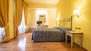 Hypo-allergenic bedding, in-room safe, desk, blackout curtains