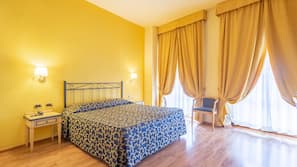 Hypo-allergenic bedding, in-room safe, desk, blackout curtains