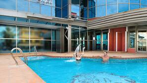 Una piscina cubierta, 2 piscinas al aire libre, sombrillas, tumbonas