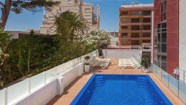 Una piscina cubierta, 2 piscinas al aire libre, sombrillas, tumbonas