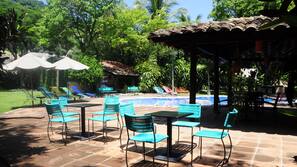 Una piscina al aire libre, sombrillas