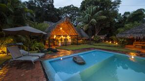 Una piscina al aire libre, sombrillas