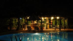 Una piscina al aire libre, sombrillas